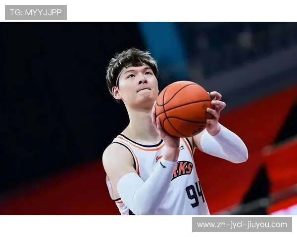 CBA王哲林踢足球：王哲林跨界踢足球的故事与表现